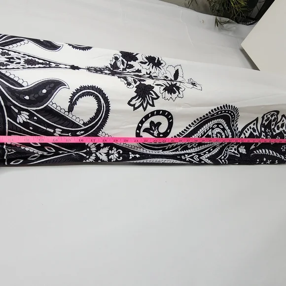 Elegant Black and White Maxi Dress - Picture 8 of 8